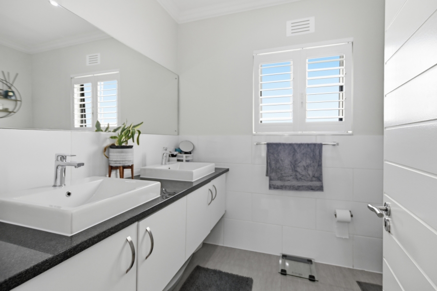 4 Bedroom Property for Sale in Sunningdale Western Cape